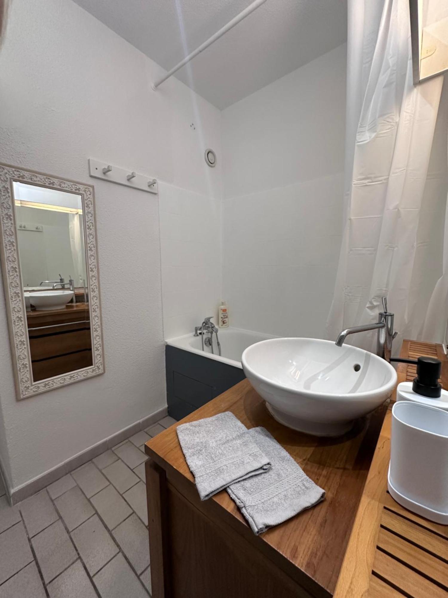 Studio Sur Le Port De Hyeres - A 2Min Des Plages, Clim & Balcon 外观 照片