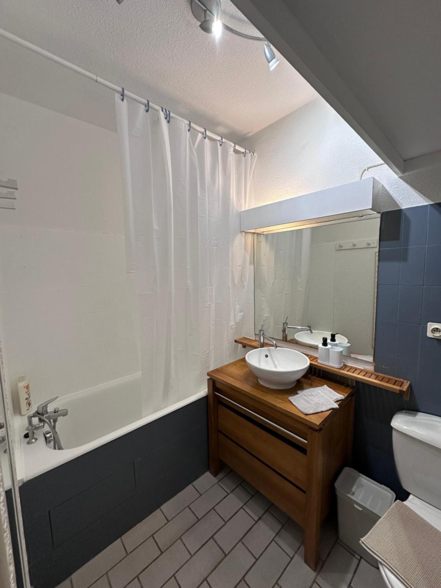 Studio Sur Le Port De Hyeres - A 2Min Des Plages, Clim & Balcon 外观 照片