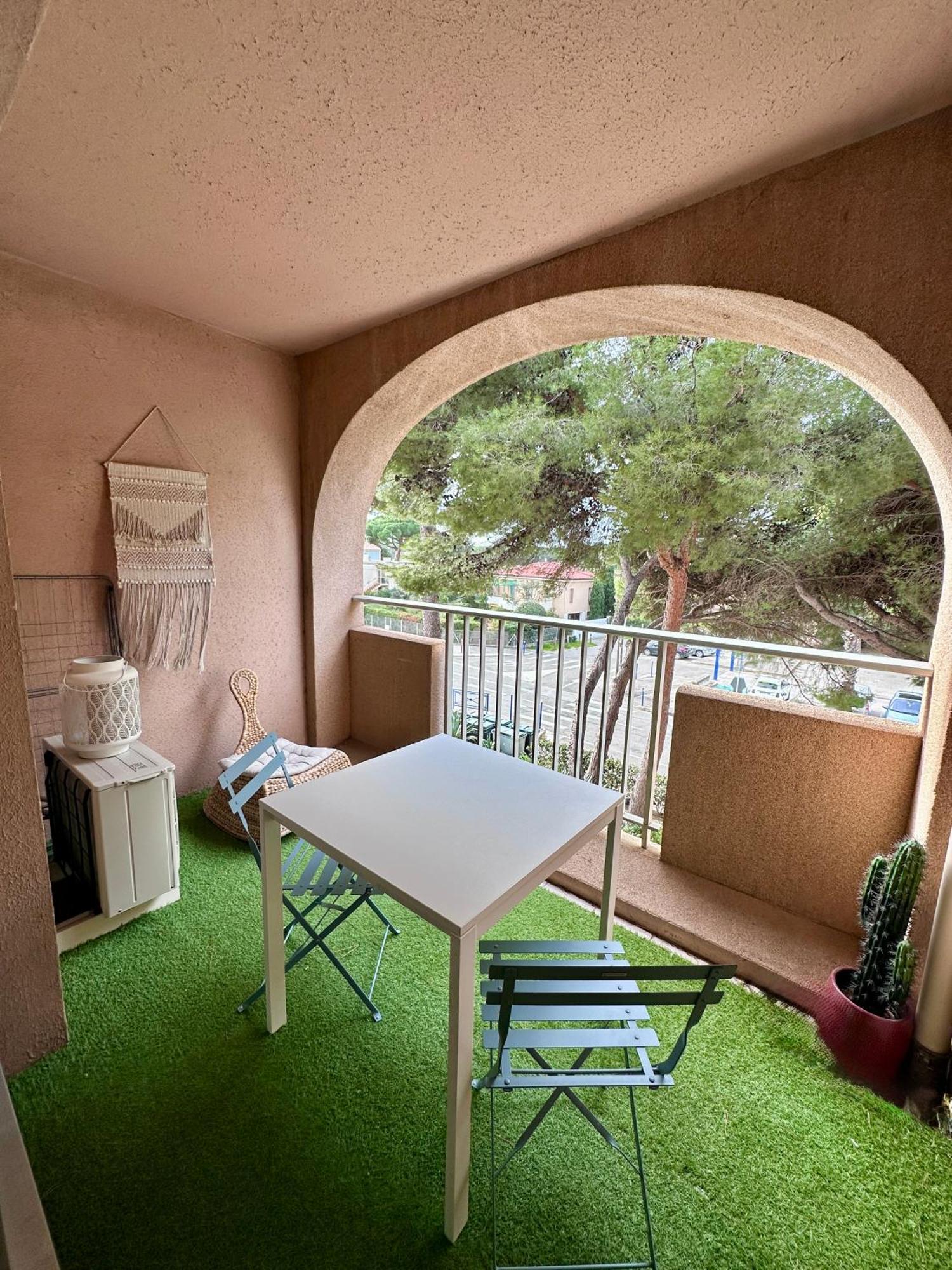 Studio Sur Le Port De Hyeres - A 2Min Des Plages, Clim & Balcon 外观 照片